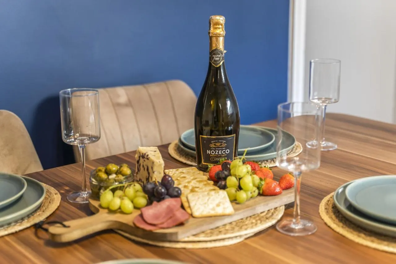 Dom wakacyjny Navy House - Central Location - Free Parking, Fastwifi, Smarttv With Netflix By Yoko Property Redcar