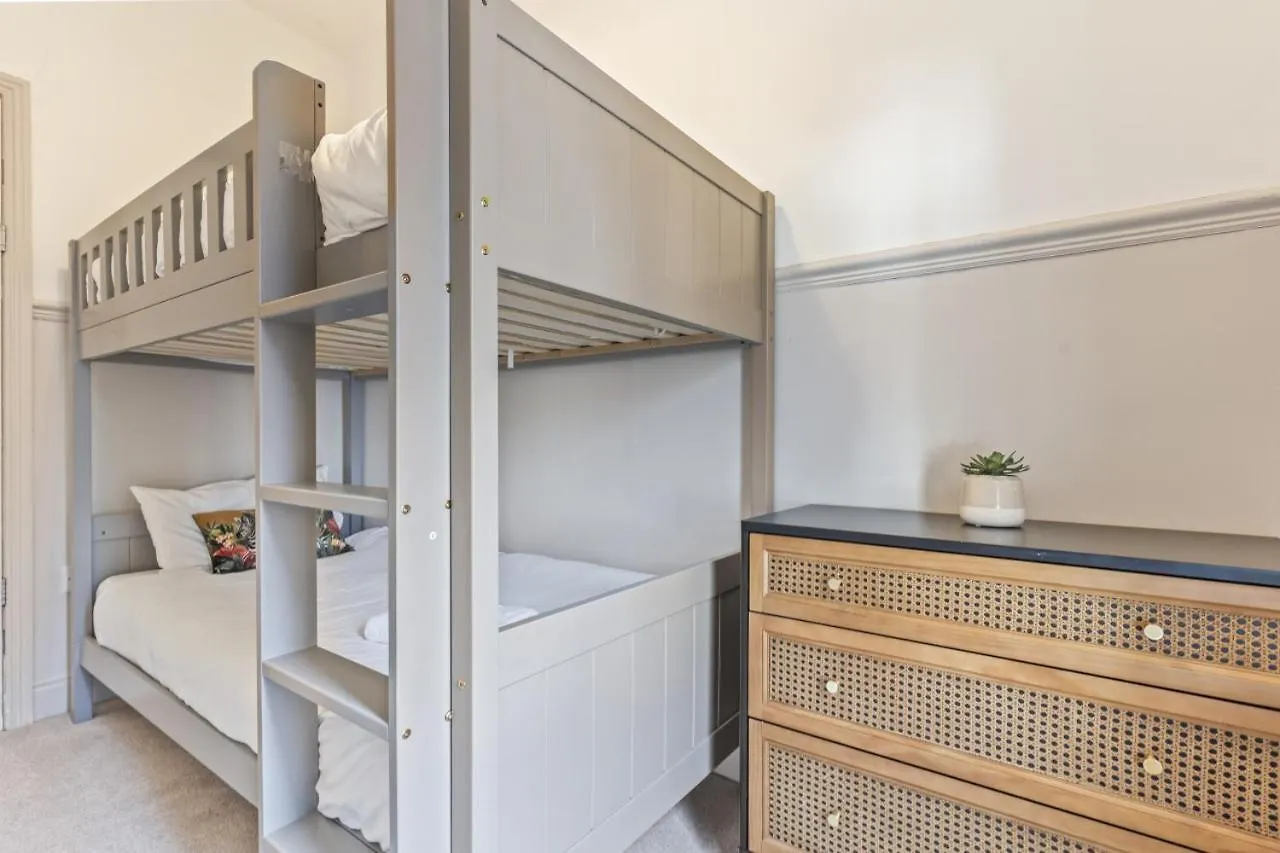 Navy House - Central Location - Free Parking, Fastwifi, Smarttv With Netflix By Yoko Property Redcar Hébergement de vacances