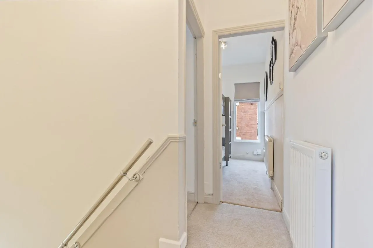 Navy House - Central Location - Free Parking, Fastwifi, Smarttv With Netflix By Yoko Property Redcar