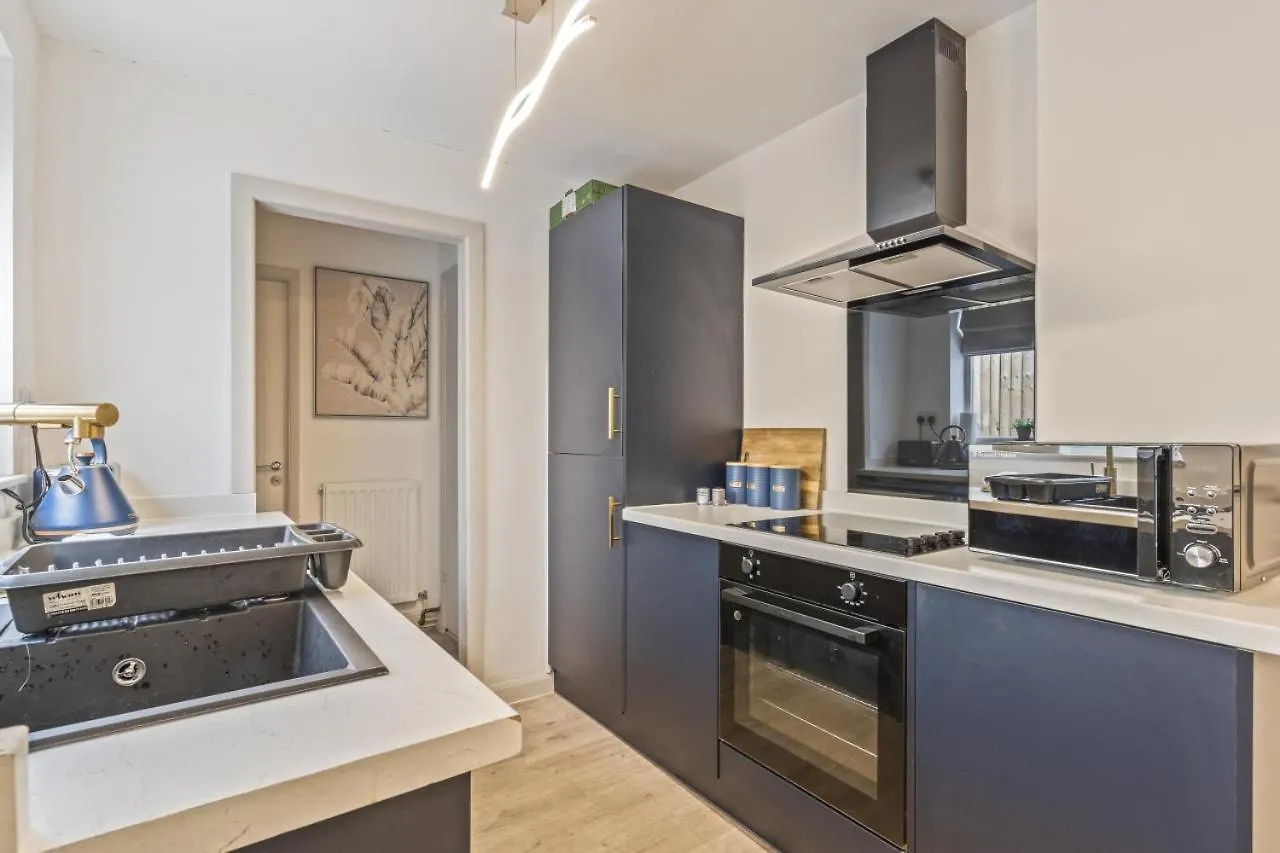 Navy House - Central Location - Free Parking, Fastwifi, Smarttv With Netflix By Yoko Property Redcar Hébergement de vacances