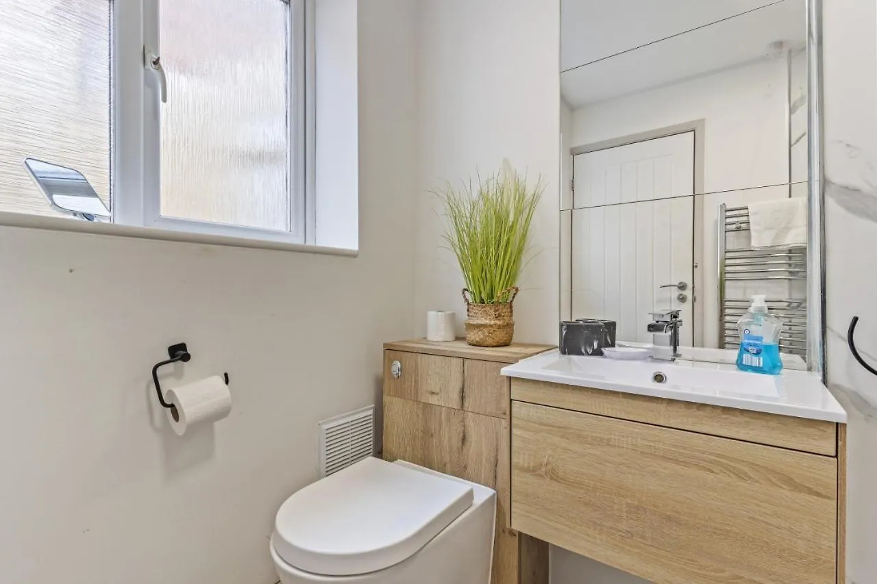 Navy House - Central Location - Free Parking, Fastwifi, Smarttv With Netflix By Yoko Property Redcar Hébergement de vacances