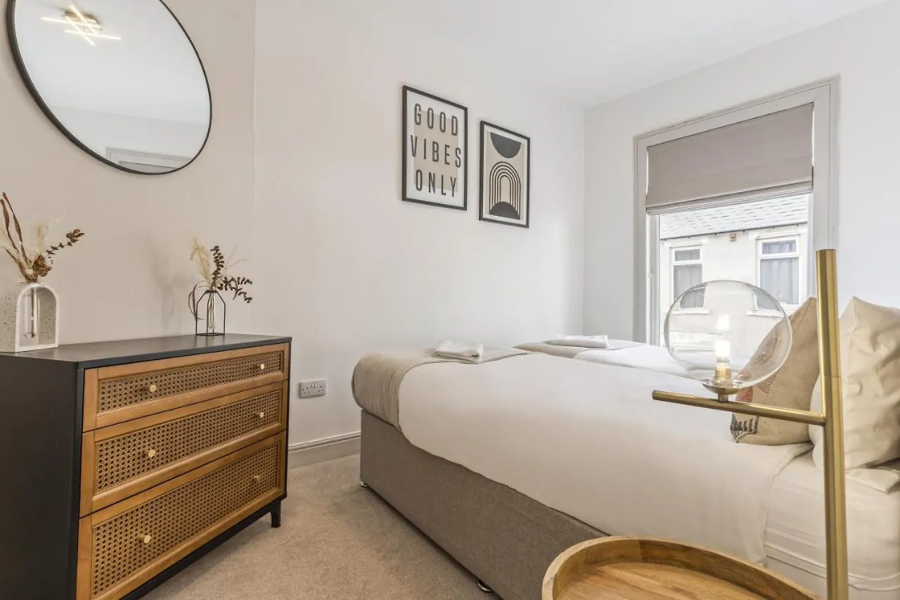 Dom wakacyjny Navy House - Central Location - Free Parking, Fastwifi, Smarttv With Netflix By Yoko Property Redcar Wielka Brytania