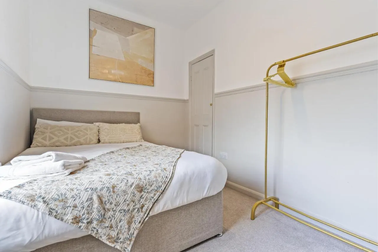 Navy House - Central Location - Free Parking, Fastwifi, Smarttv With Netflix By Yoko Property Redcar