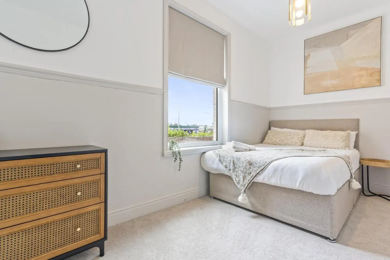 Navy House - Central Location - Free Parking, Fastwifi, Smarttv With Netflix By Yoko Property Redcar